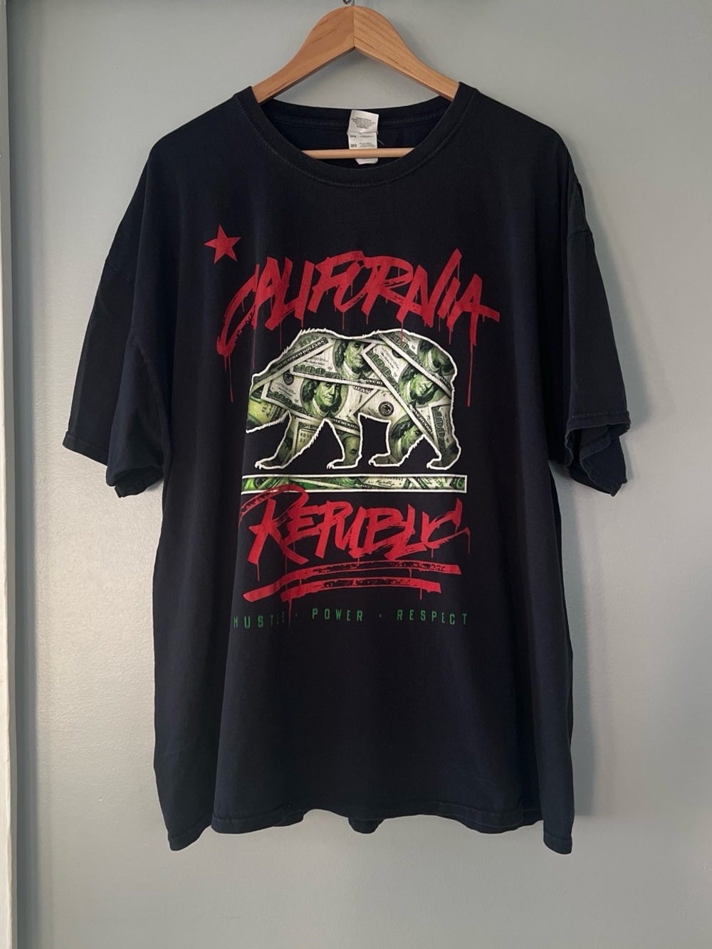 California Republic black cotton t-shirt with Dollar Cali Bear Streetstyle